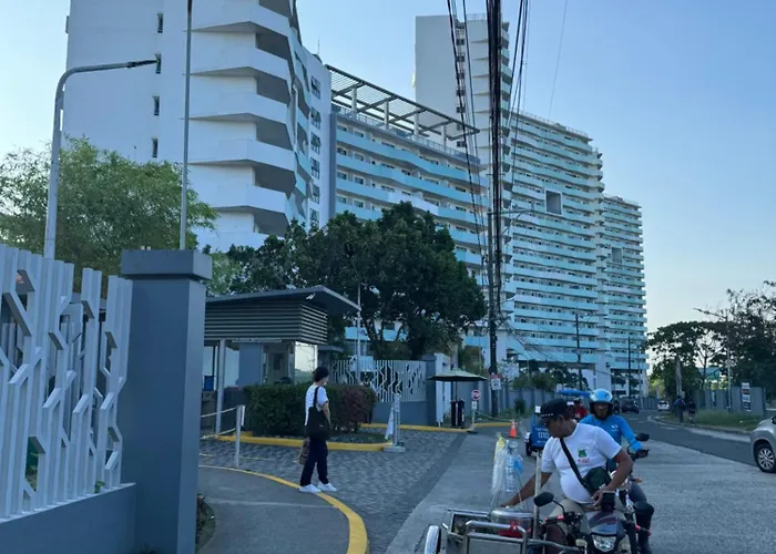 One Br Free Pool In Commonwealth Qc Apartamento
