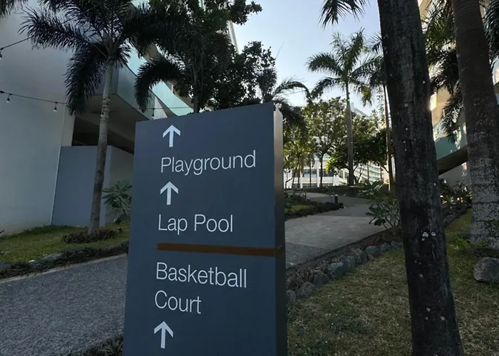 One Br Free Pool In Commonwealth Qc Apartamento