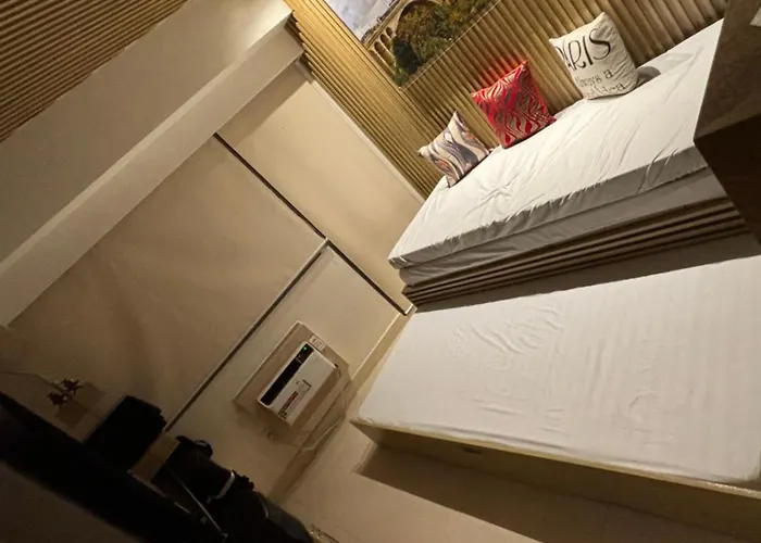 One Br Free Pool In Commonwealth Qc *